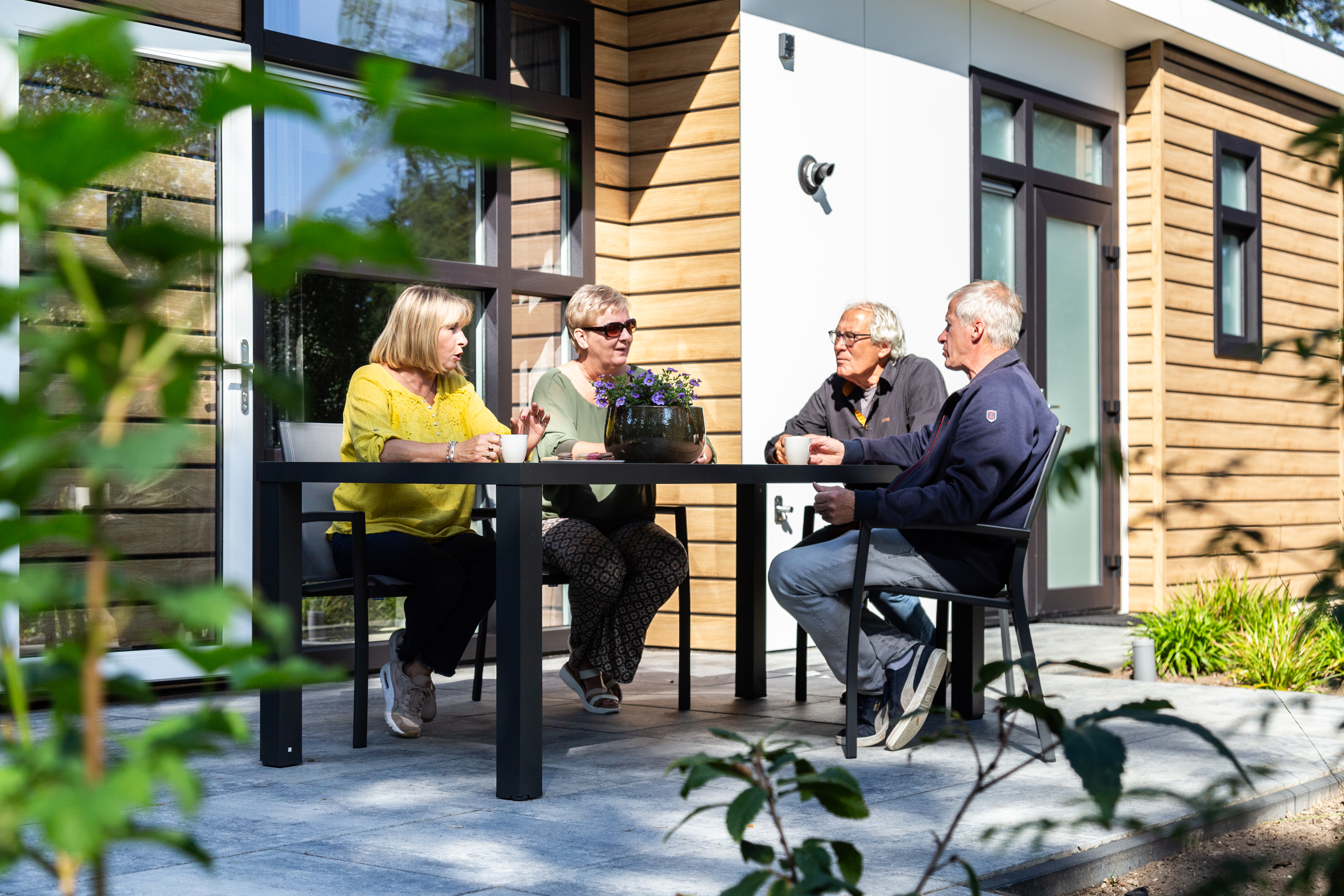 Bospark Ede - Vakantiegasten op terras bij vakantiewoning - Koffie drinken - 13