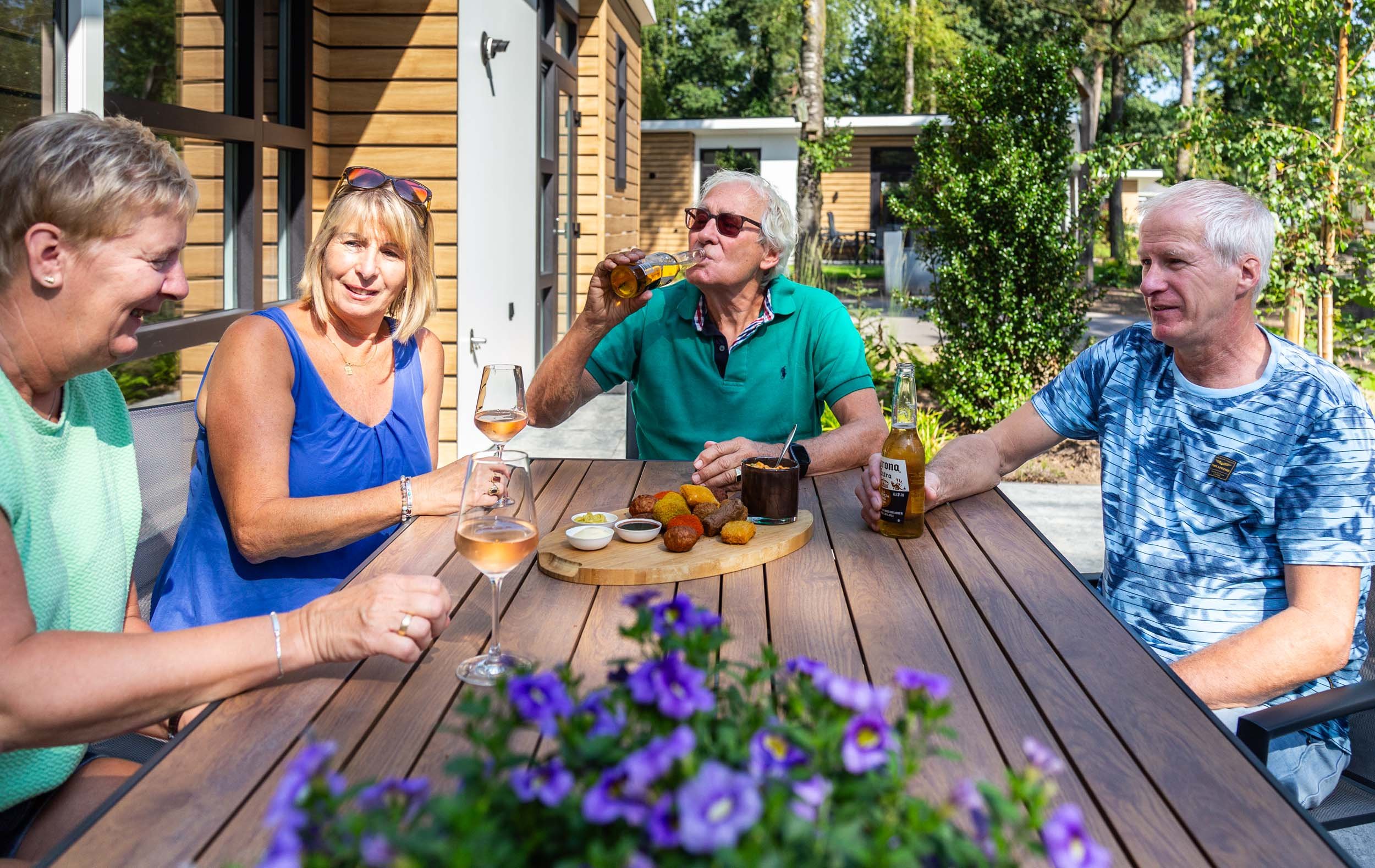 Bospark Ede - Vakantiegasten op terras bij vakantiewoning - Borrelen - 2