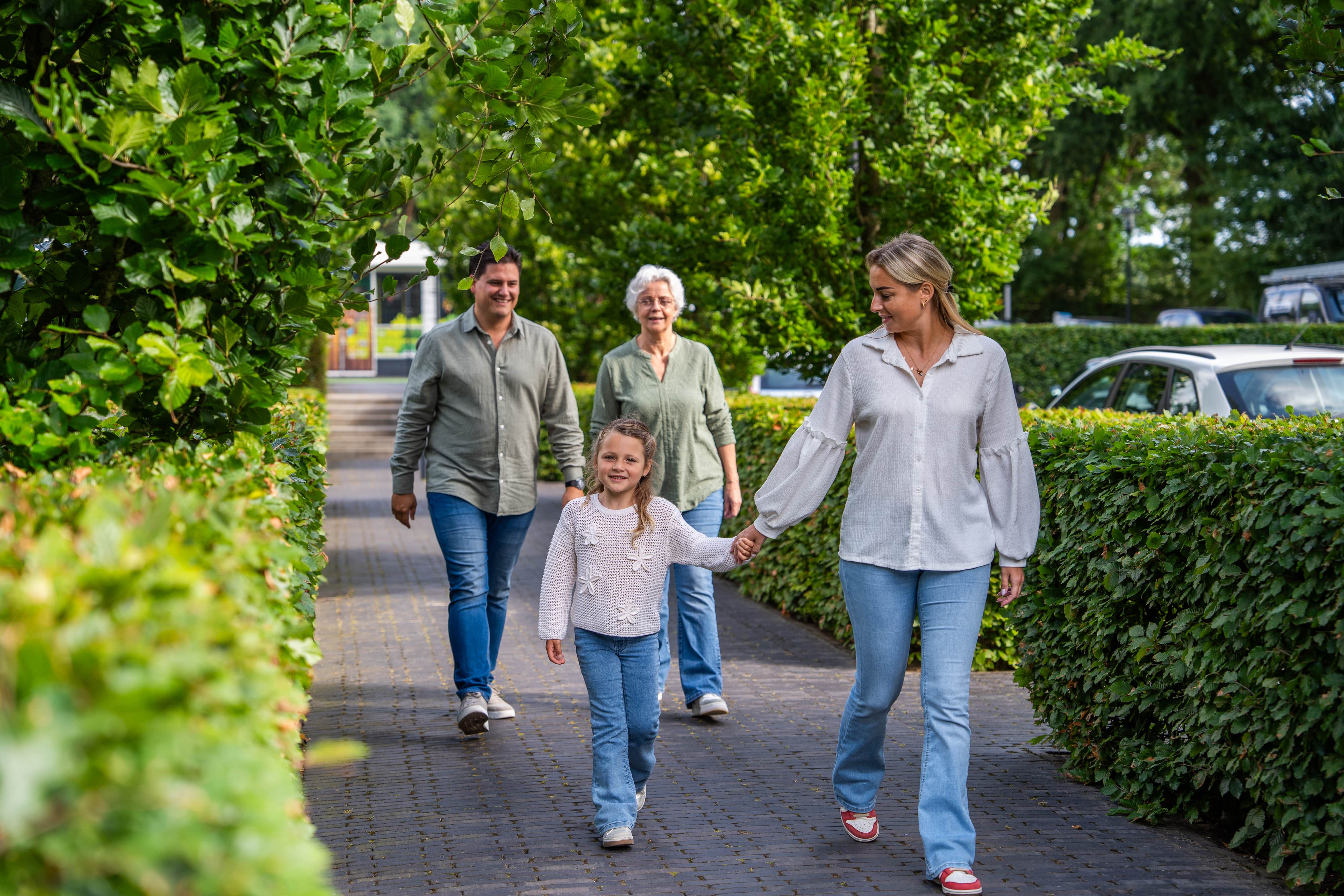 Recreatiepark t Gelloo - Vakantiegasten wandelen-01-min