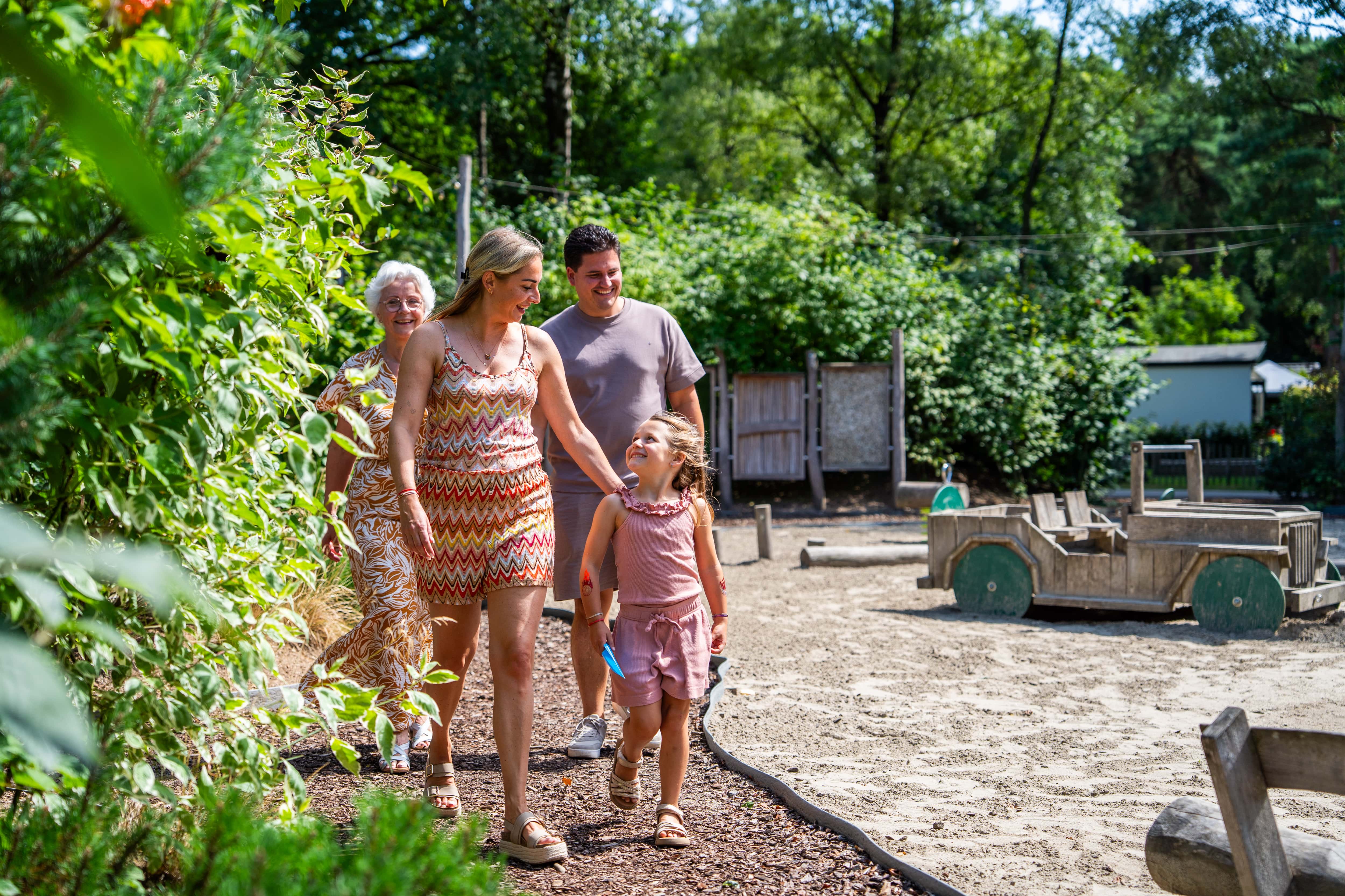 Recreatiepark t Gelloo - Vakantiegasten wandelen-12-min